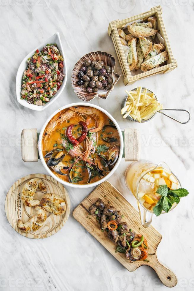 seleção gourmet de frutos do mar frescos com refeição definida na mesa foto