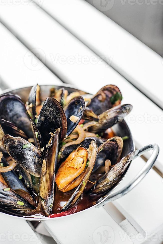 mexilhões frescos cozidos em tapas com molho de frutos do mar e vinho picante de alho foto