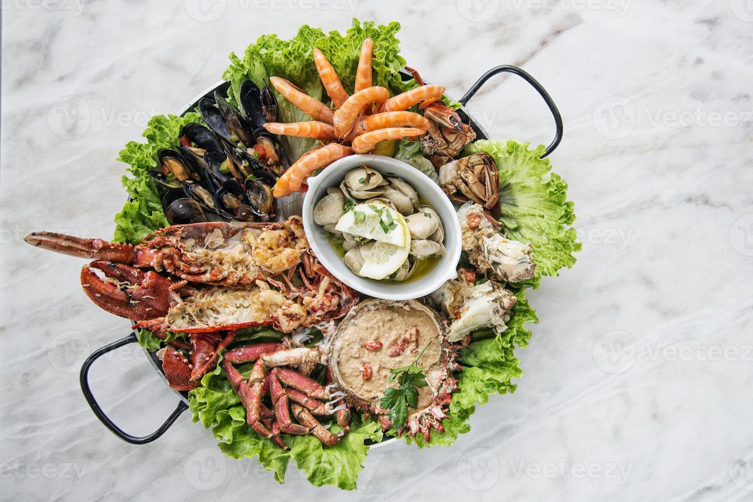 seleção mista de frutos do mar portugueses frescos servidos em pratos gourmet foto