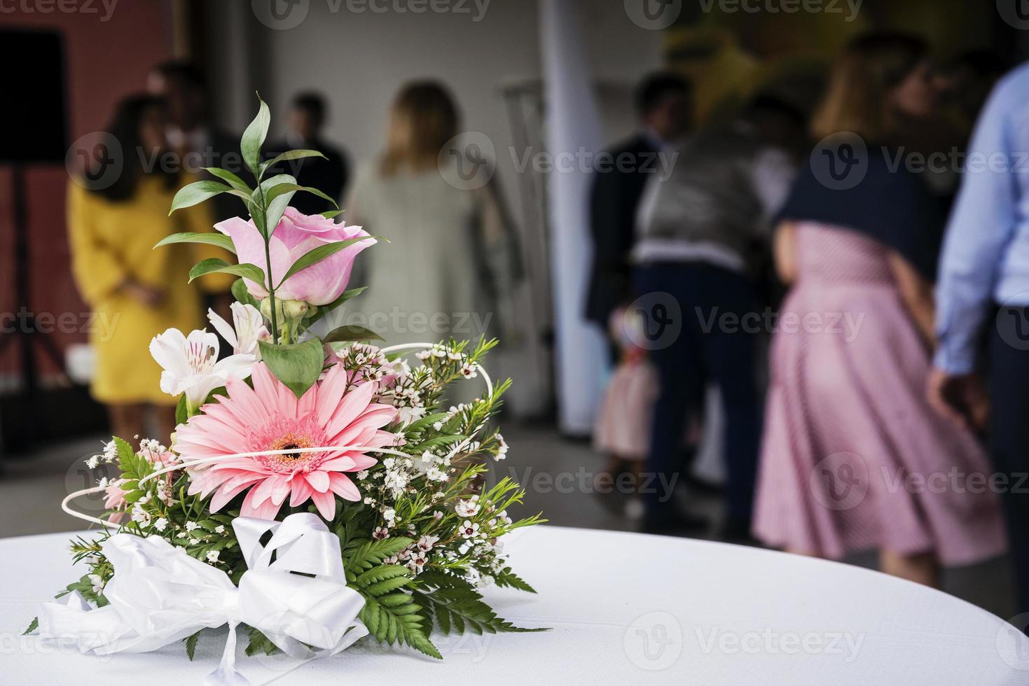 Detalhe de decoração de arranjo de flores simples em cerimônia de casamento moderna foto