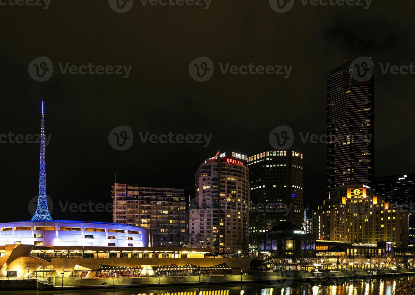 Horizonte urbano moderno ao lado do rio da cidade de melbourne central à noite na Austrália foto