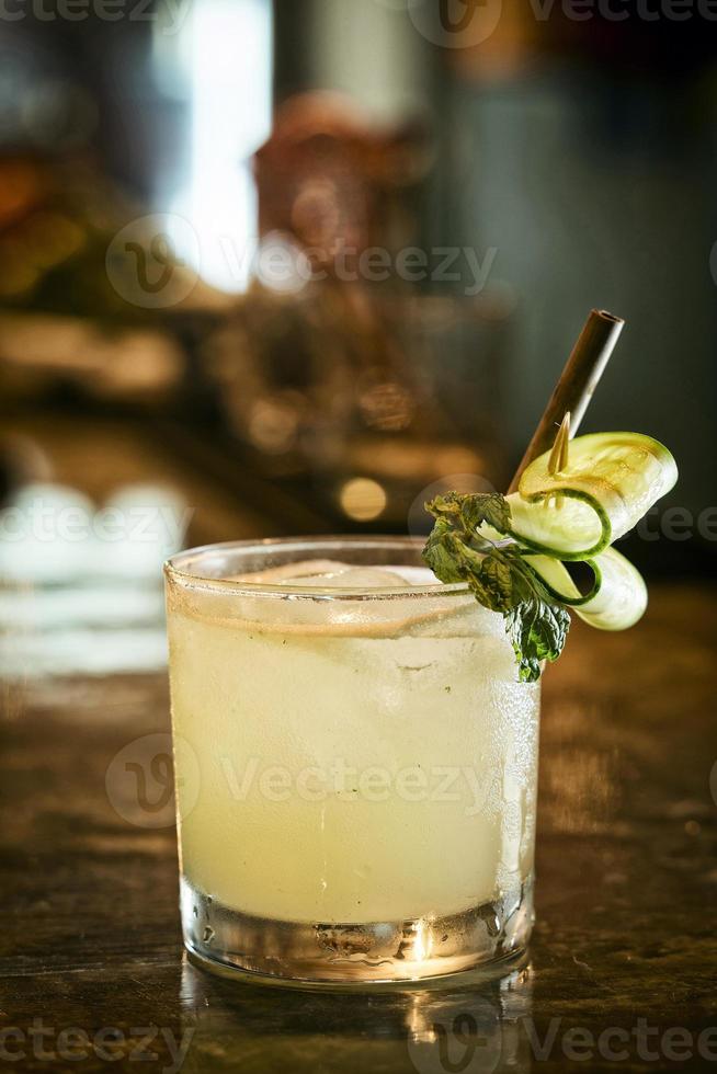 pepino com limão e menta coquetel de vodca em boteco moderno foto