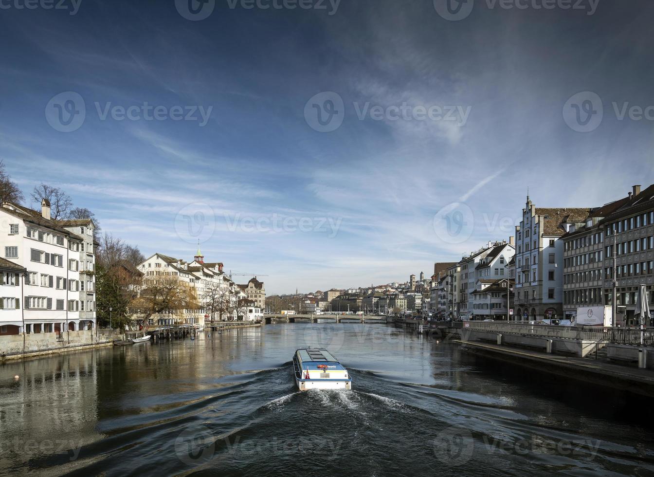 centro histórico da cidade de zurique e vista do marco do rio limmat na suíça foto