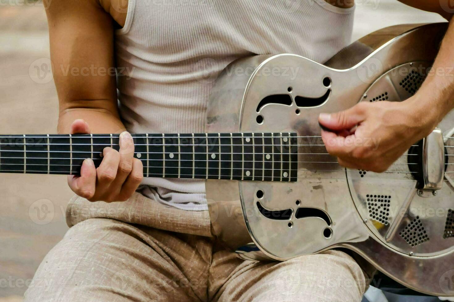 uma pessoa jogando a acústico guitarra foto