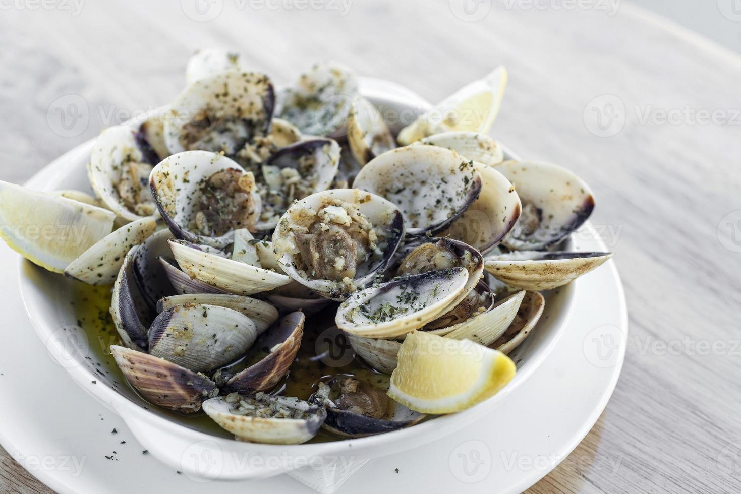 vinho branco alho no vapor amêijoas marisco tapas portuguesas lanche simples foto