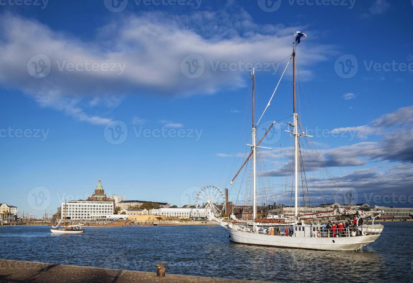 antigos barcos a vela de madeira em helsinki city central harbour port finland foto