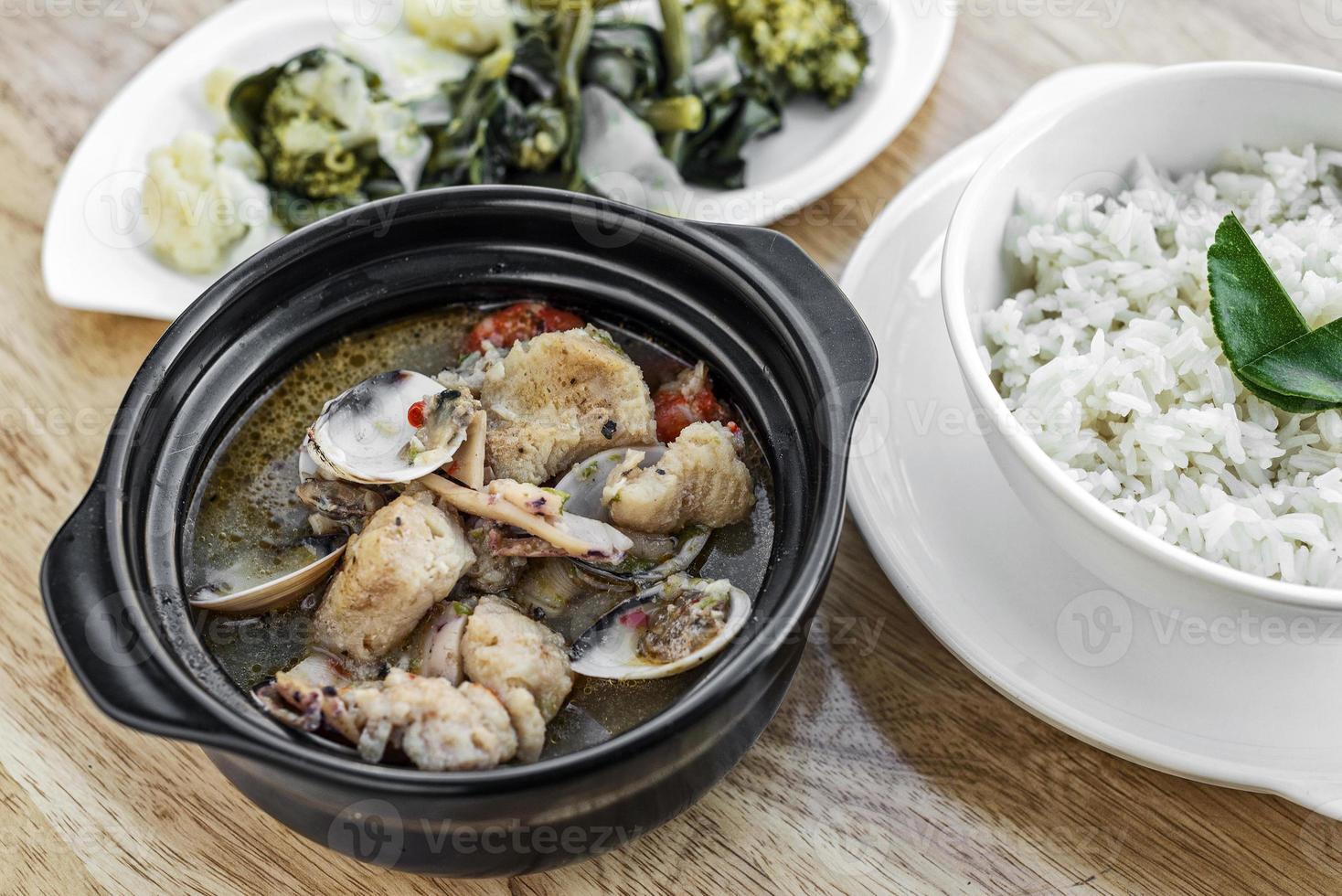 tradicional peixe amêijoa e marisco misto sopa apimentada portuguesa refeição guisada foto