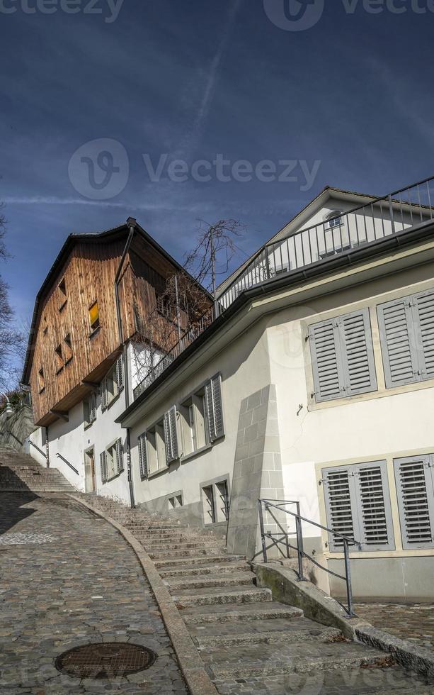 rua e casas tradicionais na cidade velha de zurique, suíça foto