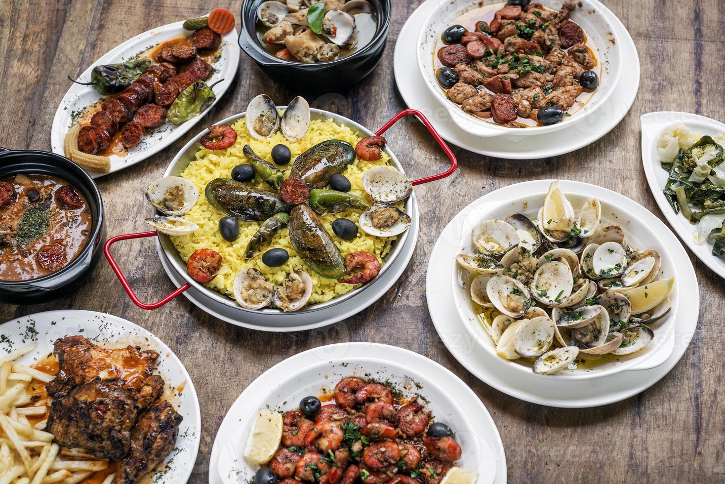 tapas rústicas tradicionais portuguesas mistas seleção de comida famosa em mesa de madeira foto