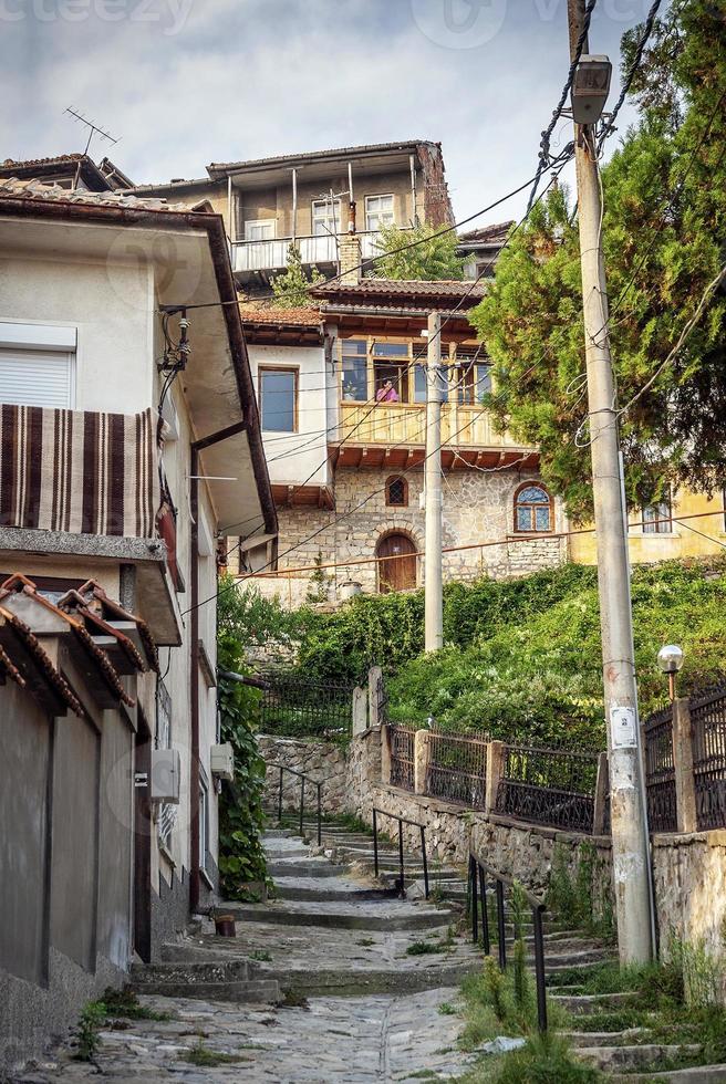 rua da cidade velha e casas tradicionais vista de veliko tarnovo bulgaria foto