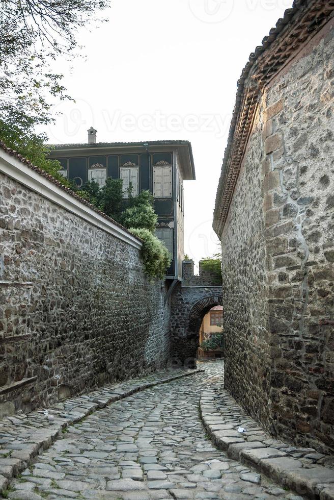casas tradicionais e ruas de paralelepípedos na cidade velha de plovdiv bulgaria foto