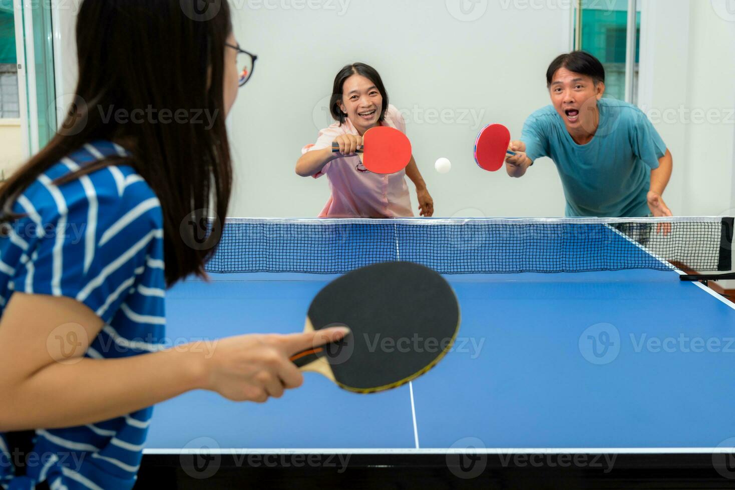 ásia família Diversão jogando mesa tênis fique às casa foto