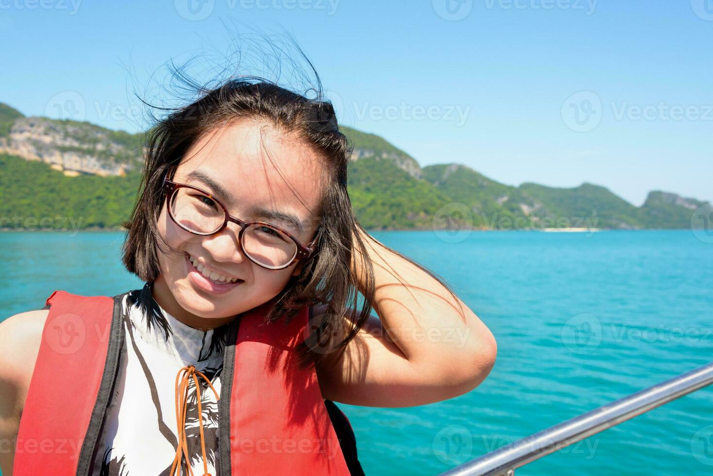 jovem mulher em a barco foto