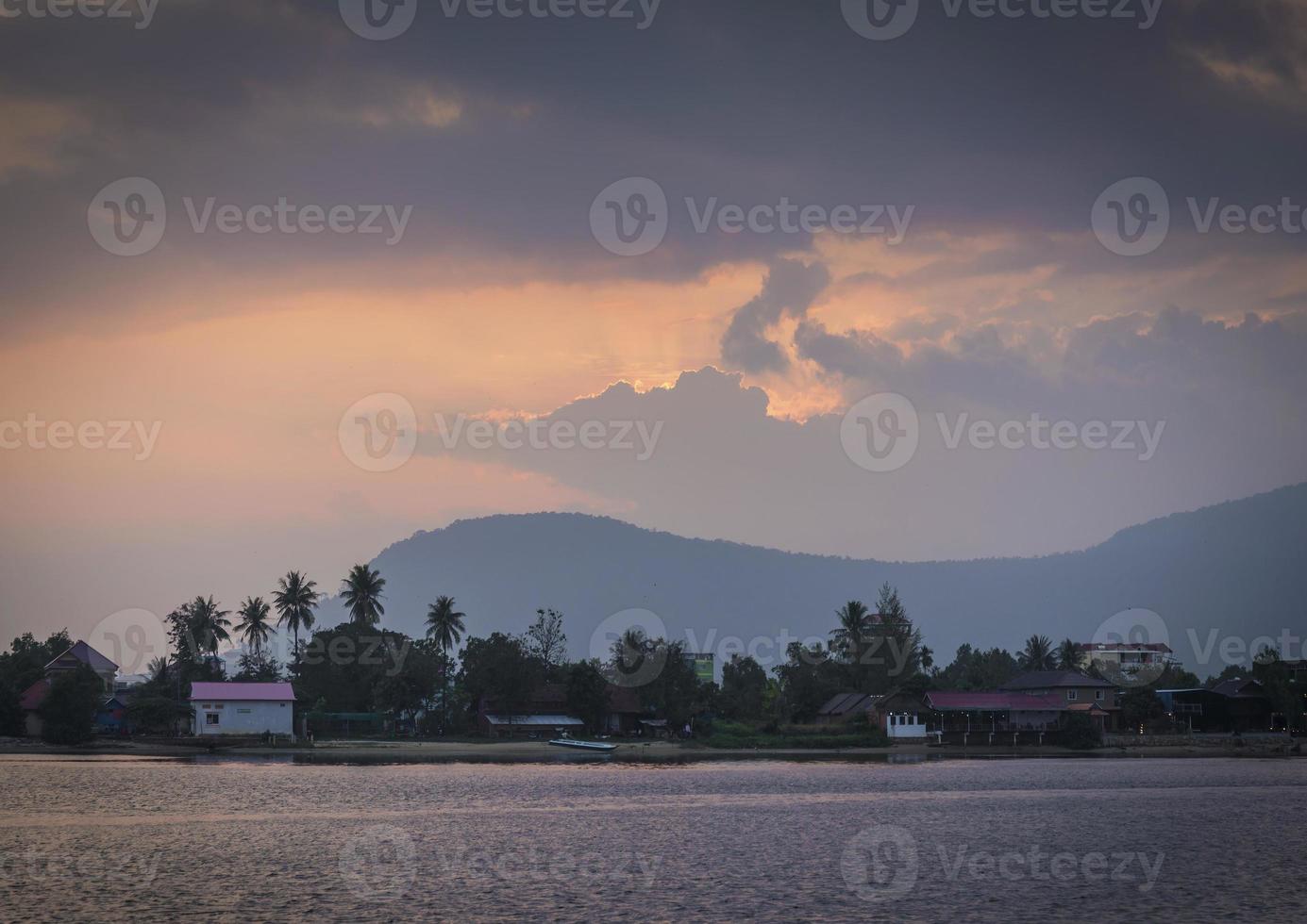 rio ao pôr do sol em kampot sul do camboja foto