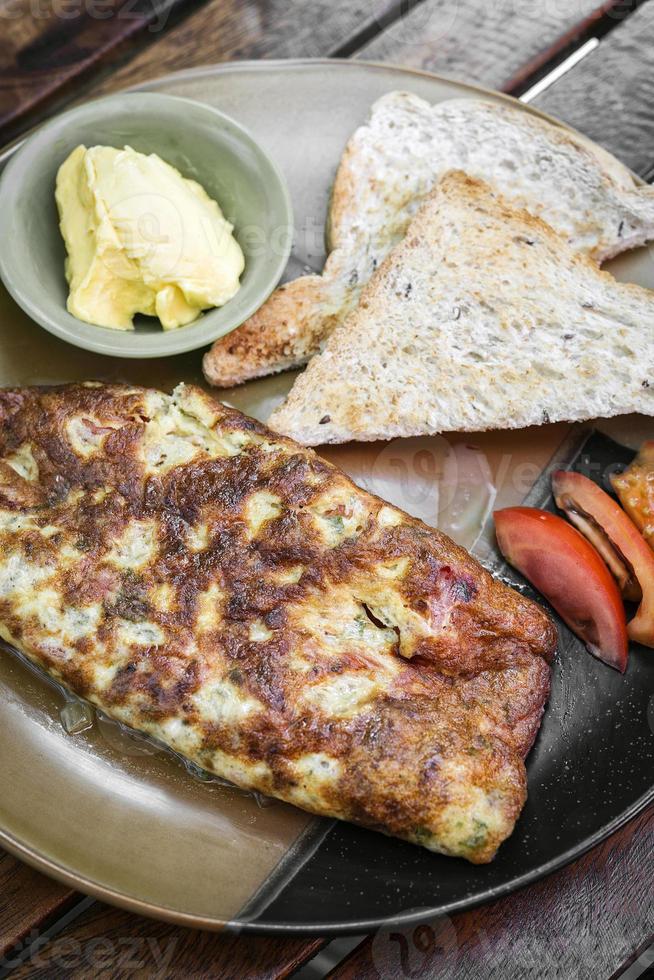 omelete com torradas conjunto de café da manhã simples foto