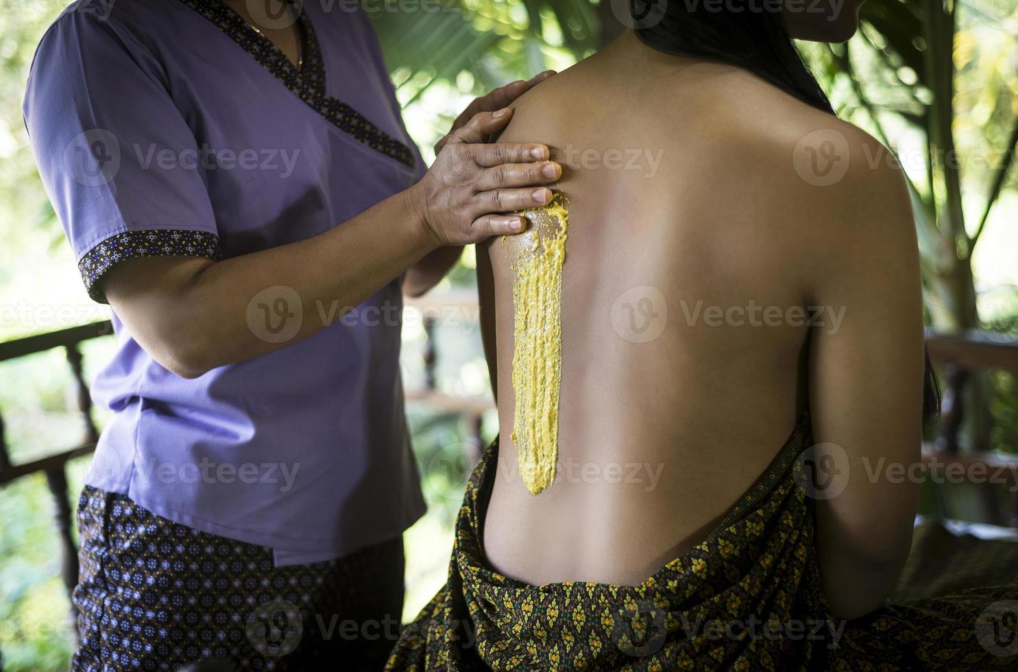 Detalhe de tratamento de spa esfoliante para a pele com cúrcuma tailandesa tradicional asiática foto