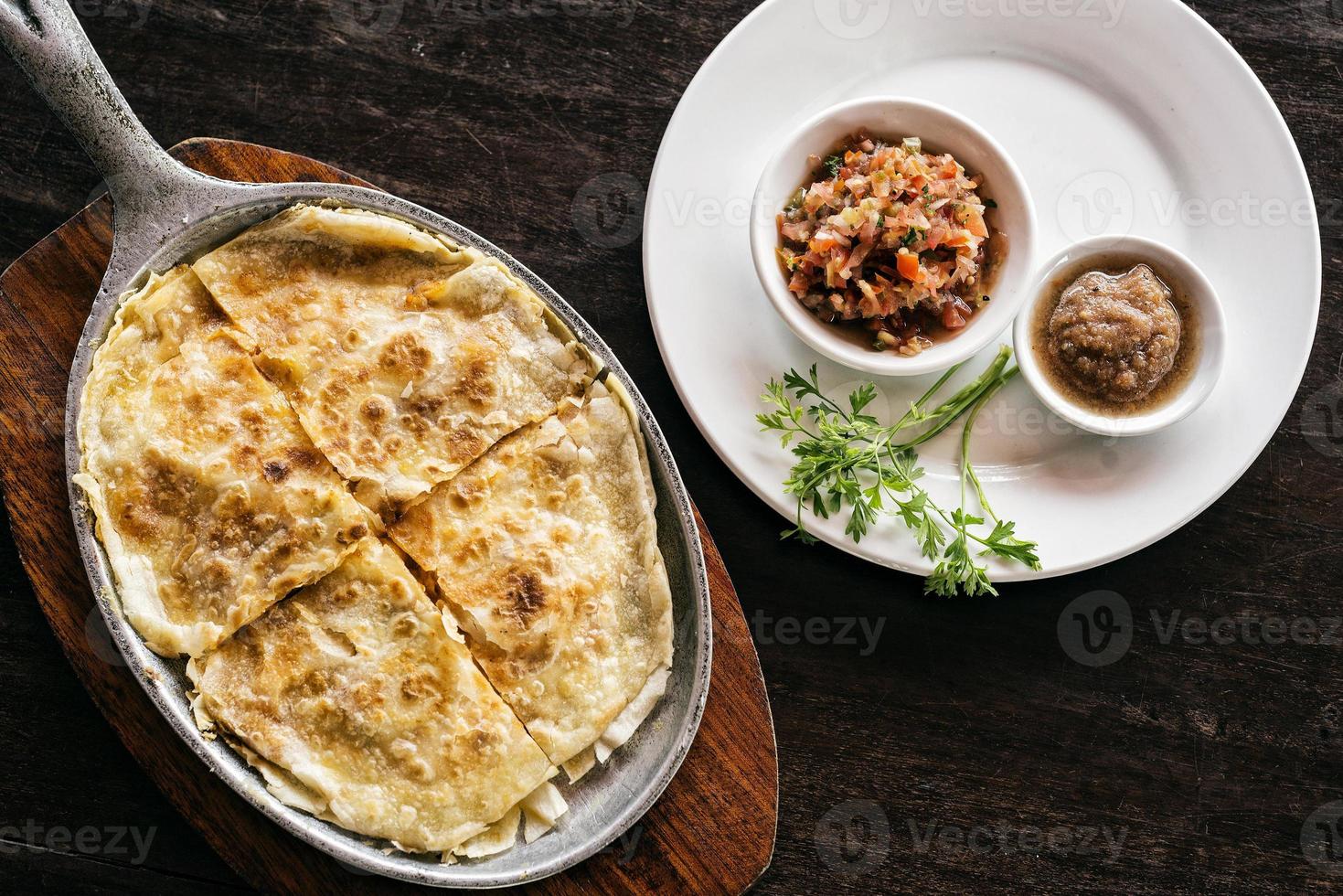 Quesadilla de tortilha de queijo mexicano com molho de salsa e pimenta foto