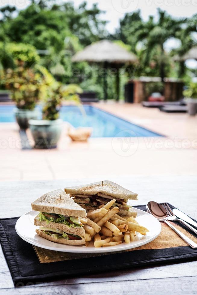 sanduíche de lanche com batata frita no prato foto