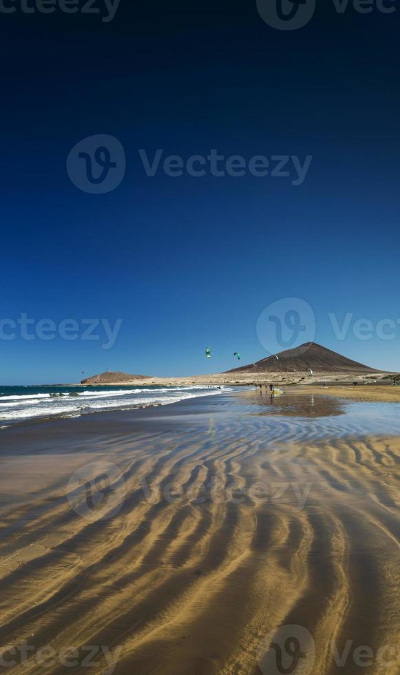 praia de kite surf la tejita e marco de montana roja no sul de tenerife espanha foto