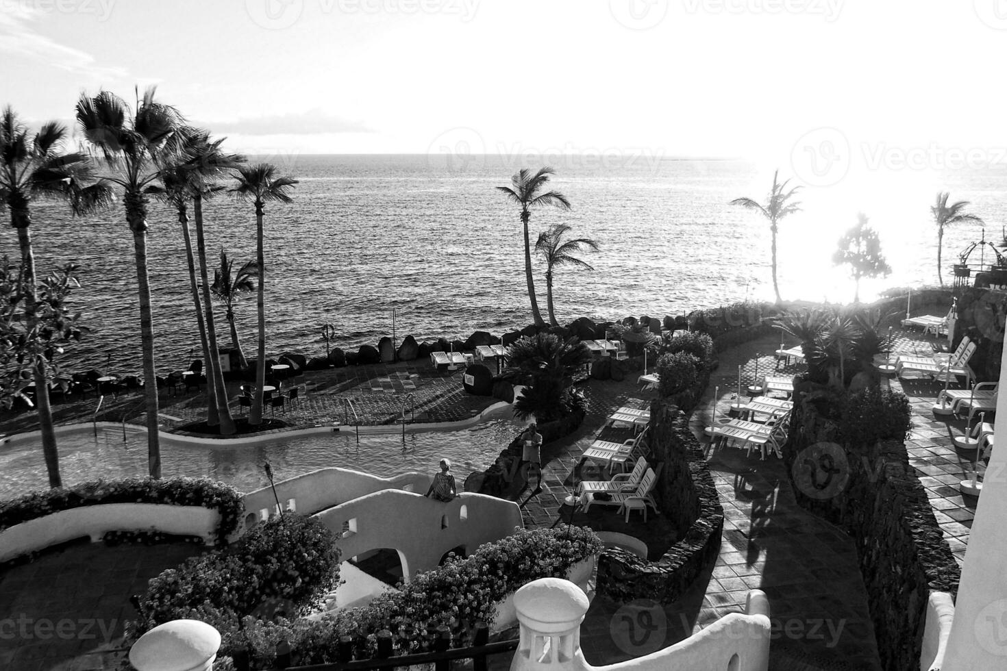 interessante turista ruas dentro a sul do a canário ilha do tenerife dentro Espanha em uma caloroso verão dia foto