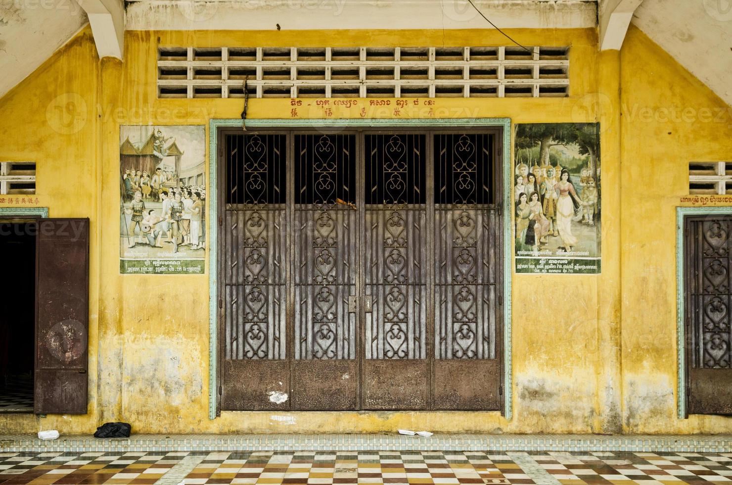 Detalhe exterior de construção de casa colonial francesa na cidade velha de Battambang no Camboja foto