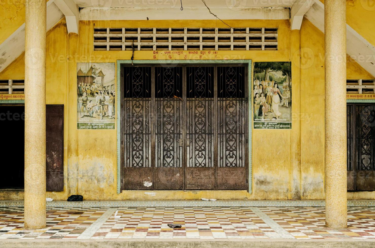 Detalhe exterior de construção de casa colonial francesa na cidade velha de Battambang no Camboja foto