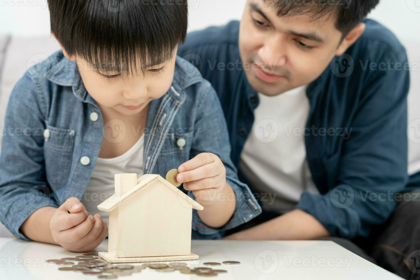 Economizar. crianças colocando moedas para economizar. riqueza, finanças, seguro, investimento, educação, futuro, planejar a vida, aprender, bancário, família, saúde, saúde e seguro de acidentes. foto