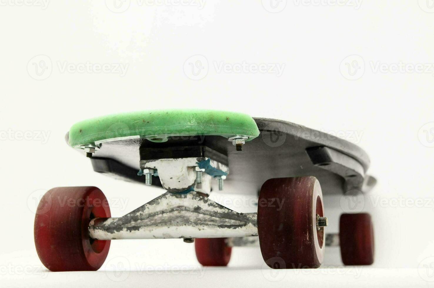 uma skate com rodas e uma verde roda foto