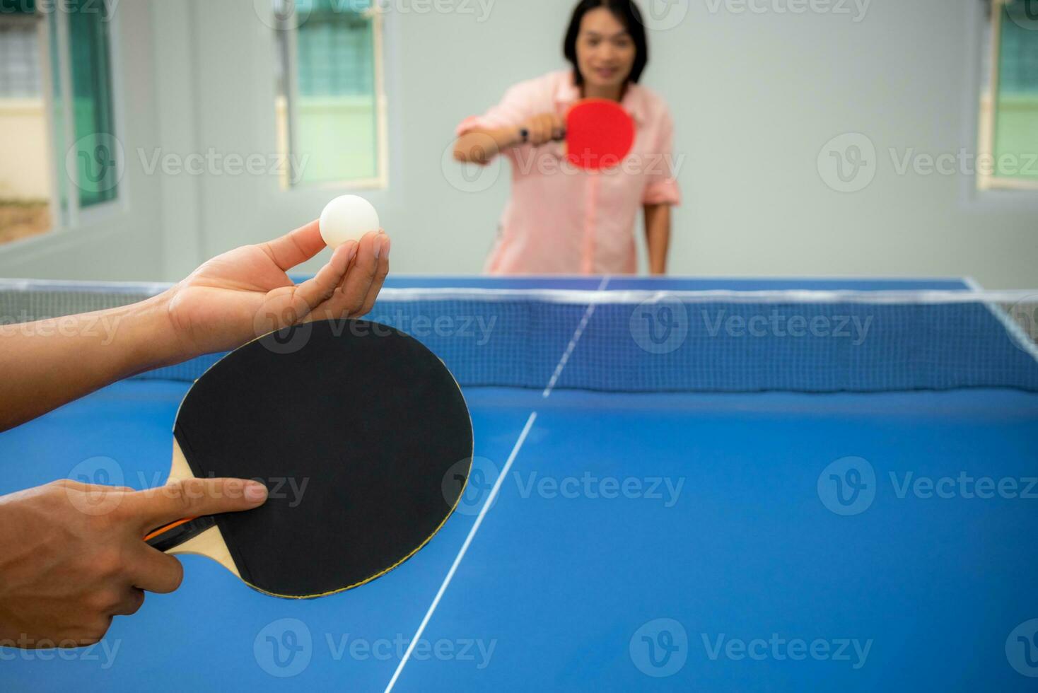 mulher jogando mesa tênis fique às casa foto