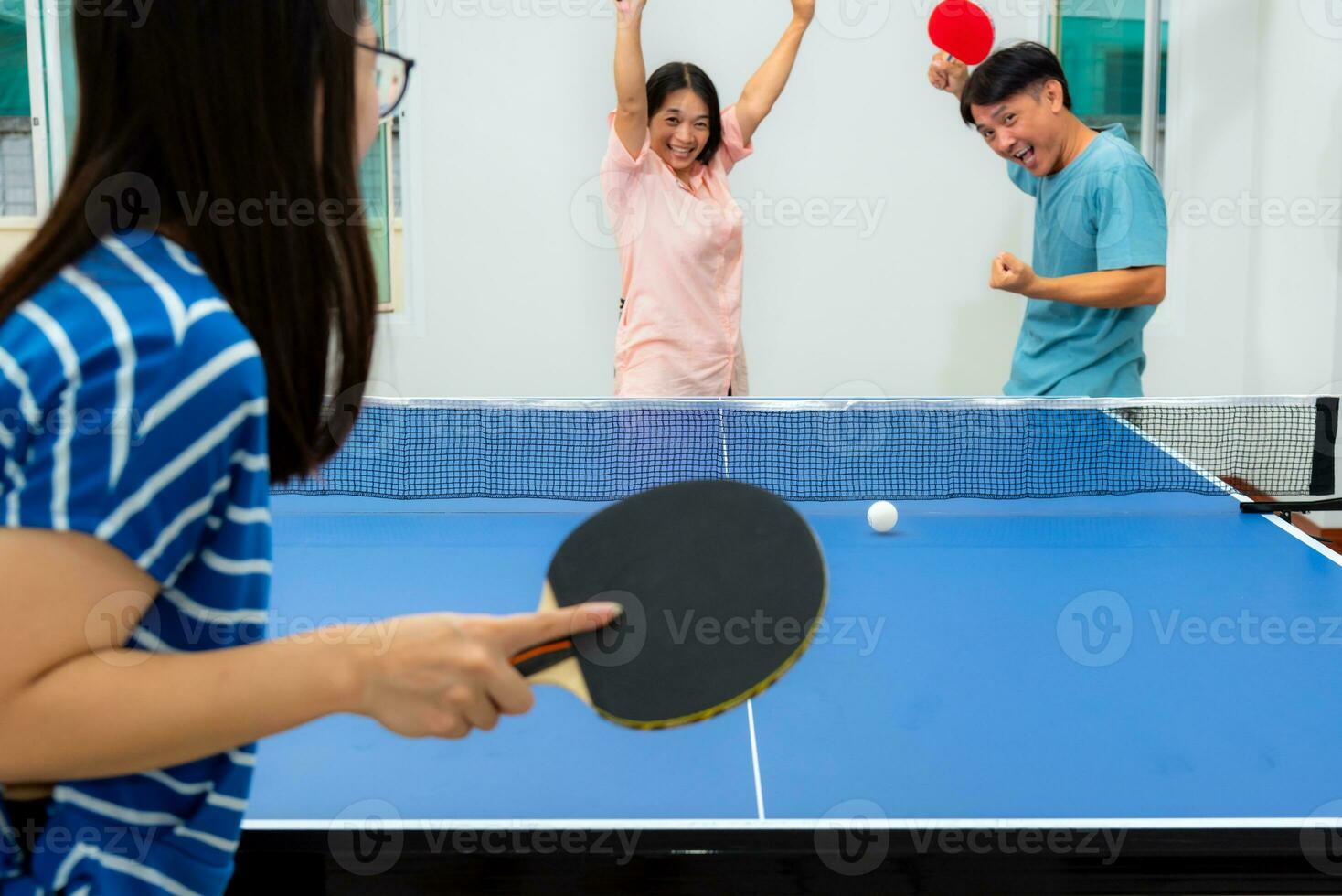ásia família Diversão jogando mesa tênis fique às casa foto