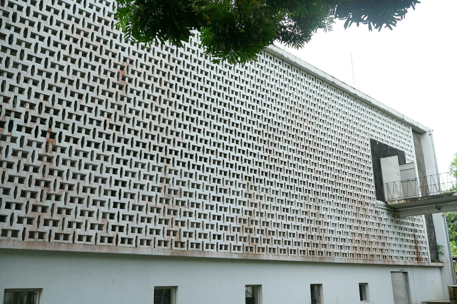 fachada do edifício, parede branca de tijolos concretos com circulação de ar foto