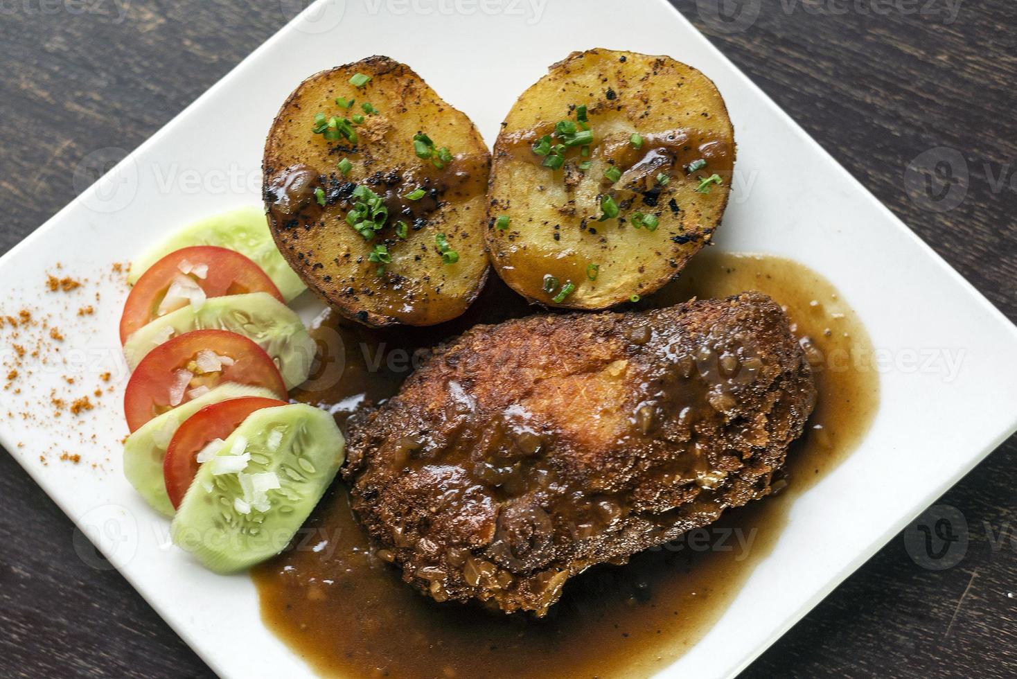 famoso cordon bleu empanado com molho de frango frito e batata refeição foto