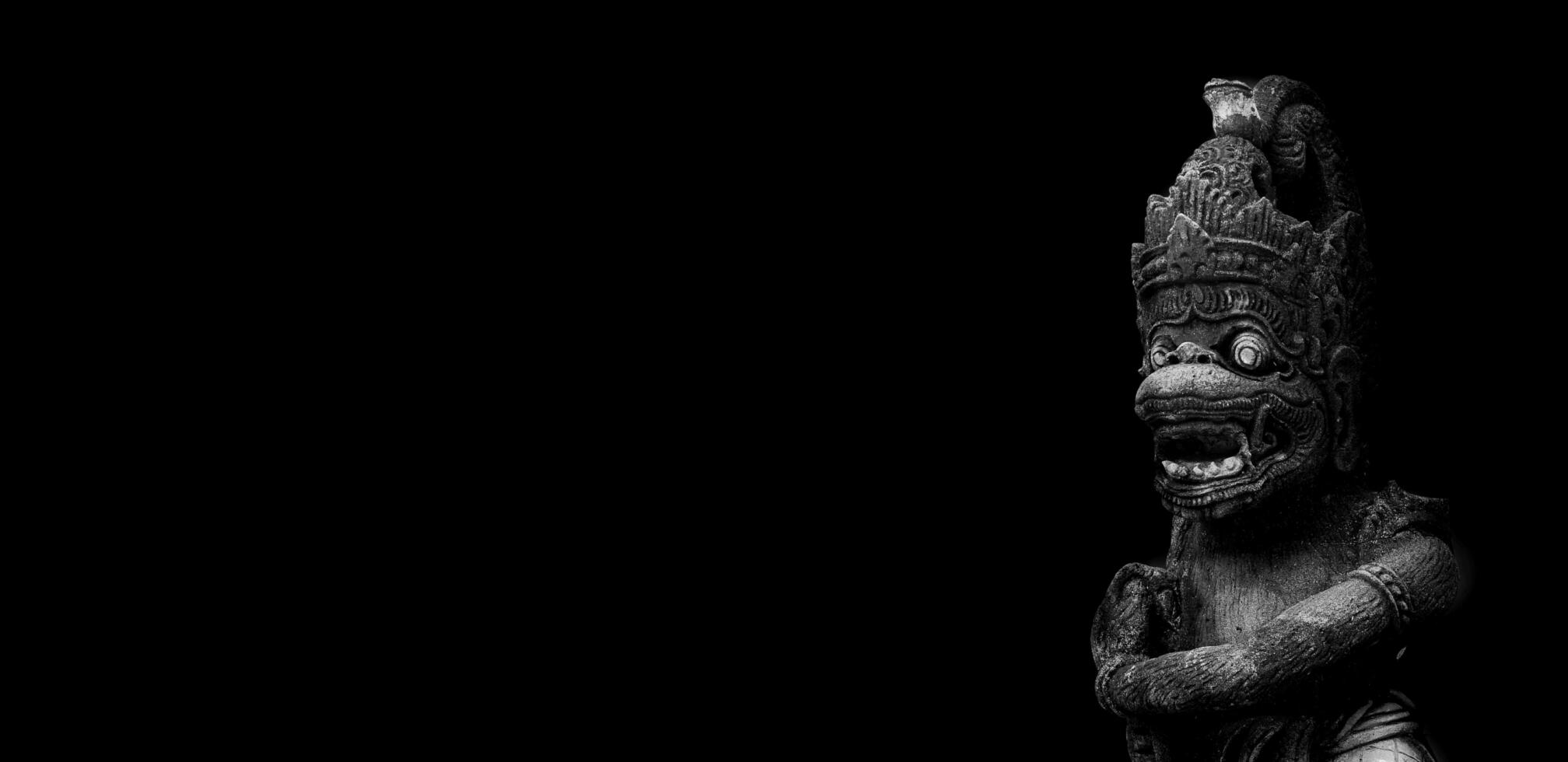 indiano macaco, estátua do hindu Deus hanoman em uma Preto fundo foto