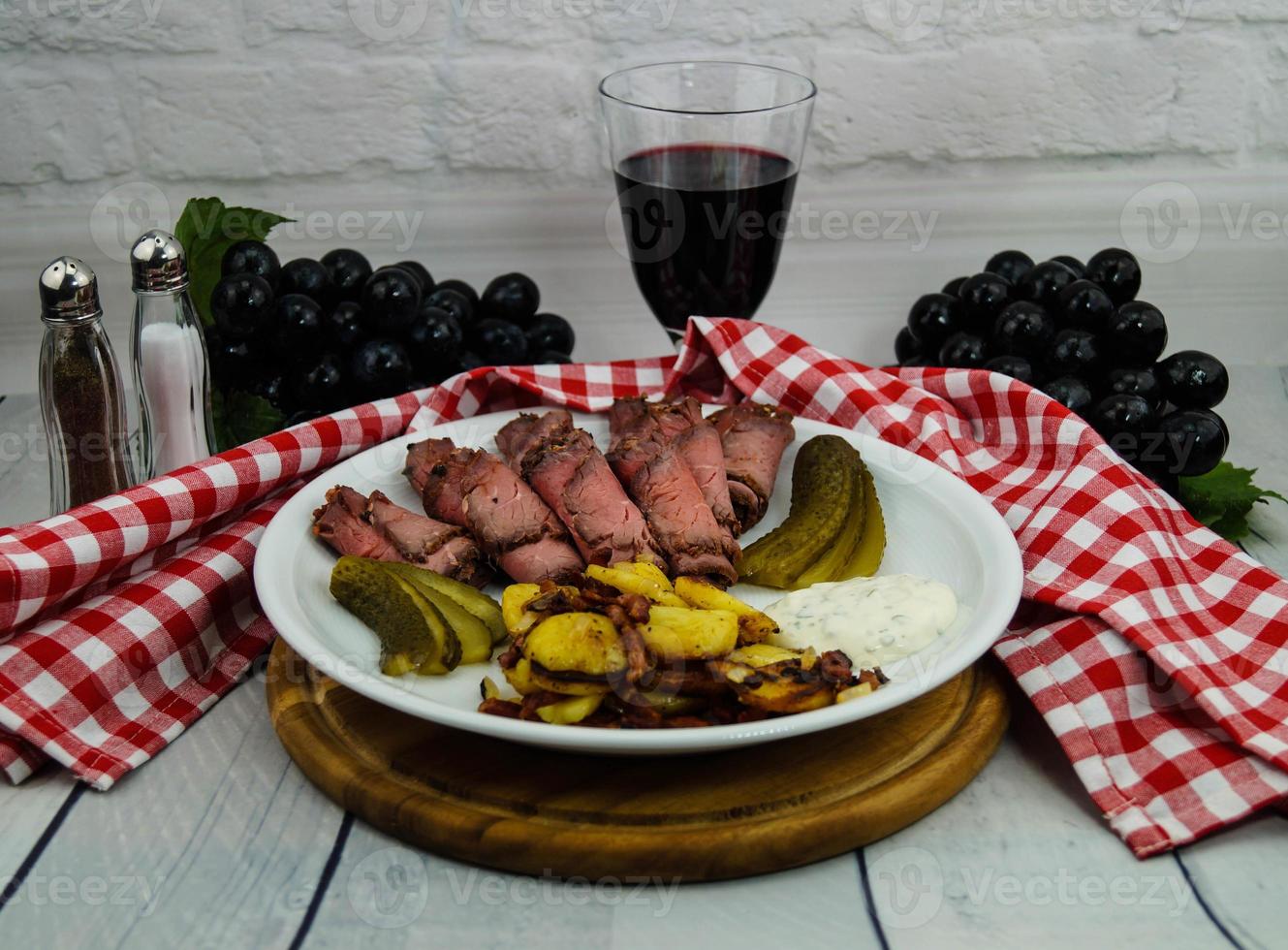 rosbife com batata frita e remoulade foto