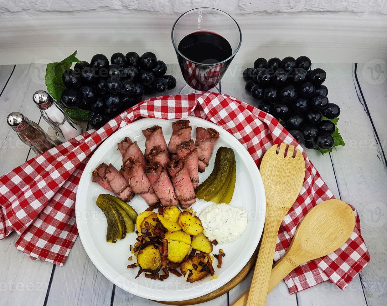 rosbife com batata frita e remoulade foto