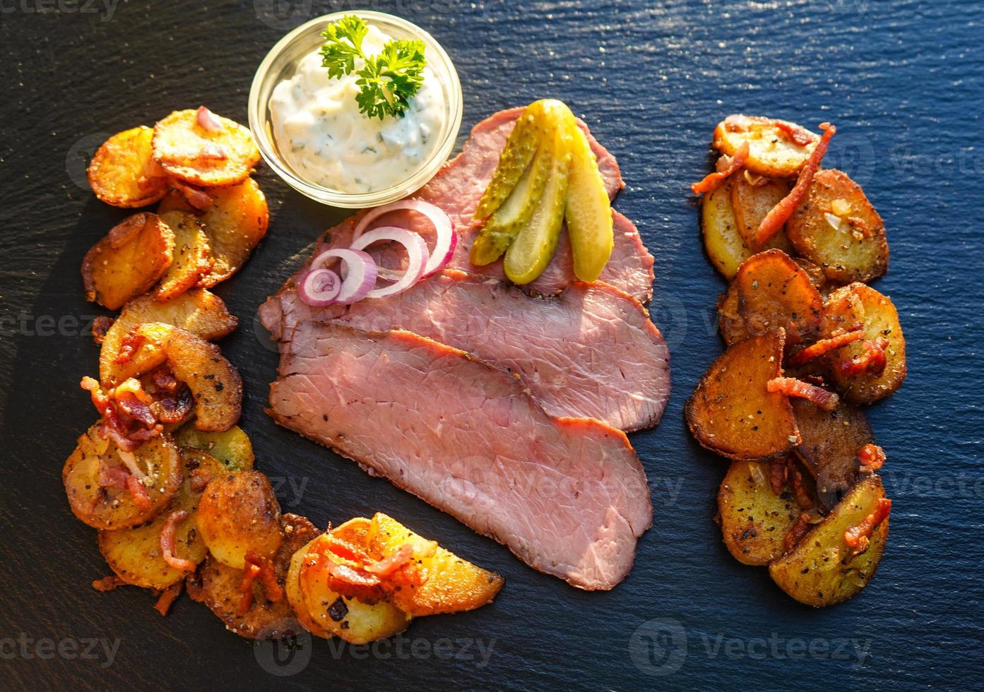 rosbife com batata frita e remoulade foto