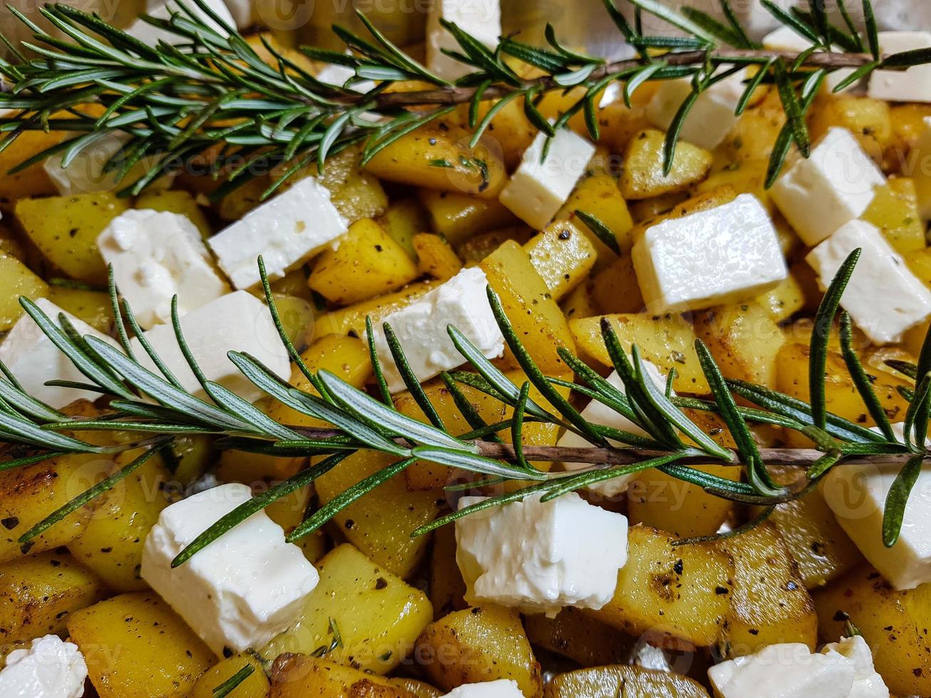 batatas assadas com alecrim e queijo de ovelha com ervas e especiarias foto