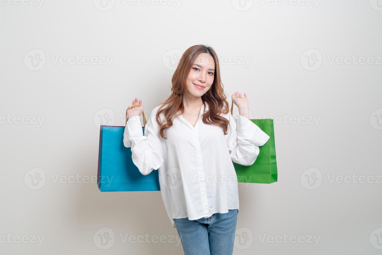 mulher asiática, segurando a sacola de compras foto