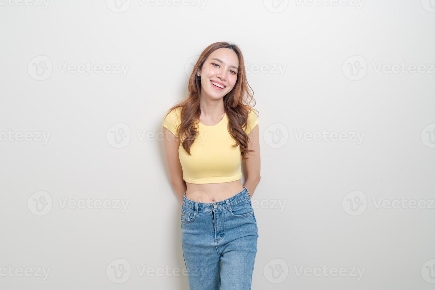 retrato de mulher bonita com sentimento feliz e sorridente foto