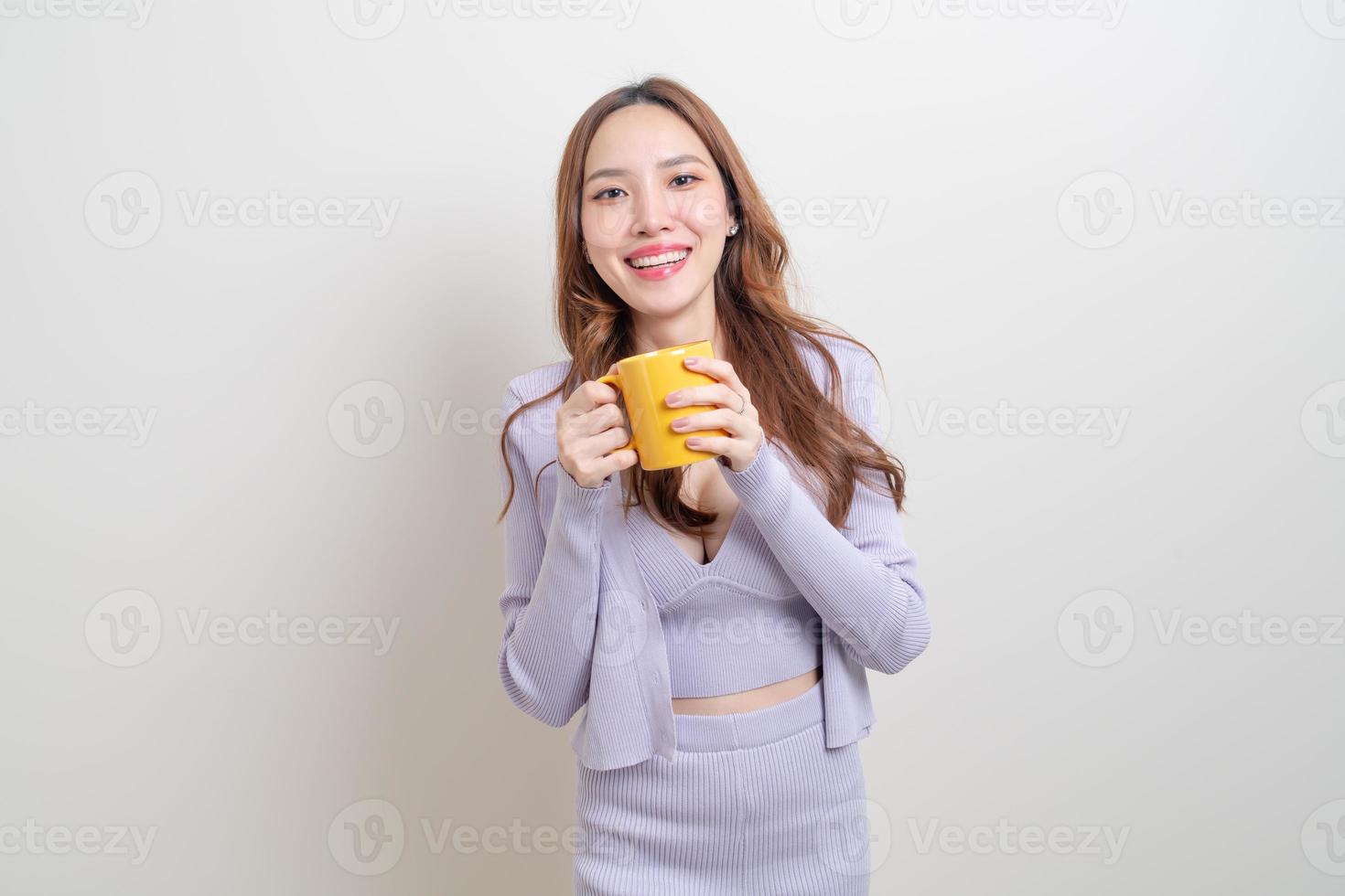 retrato linda mulher asiática segurando uma xícara de café ou caneca foto