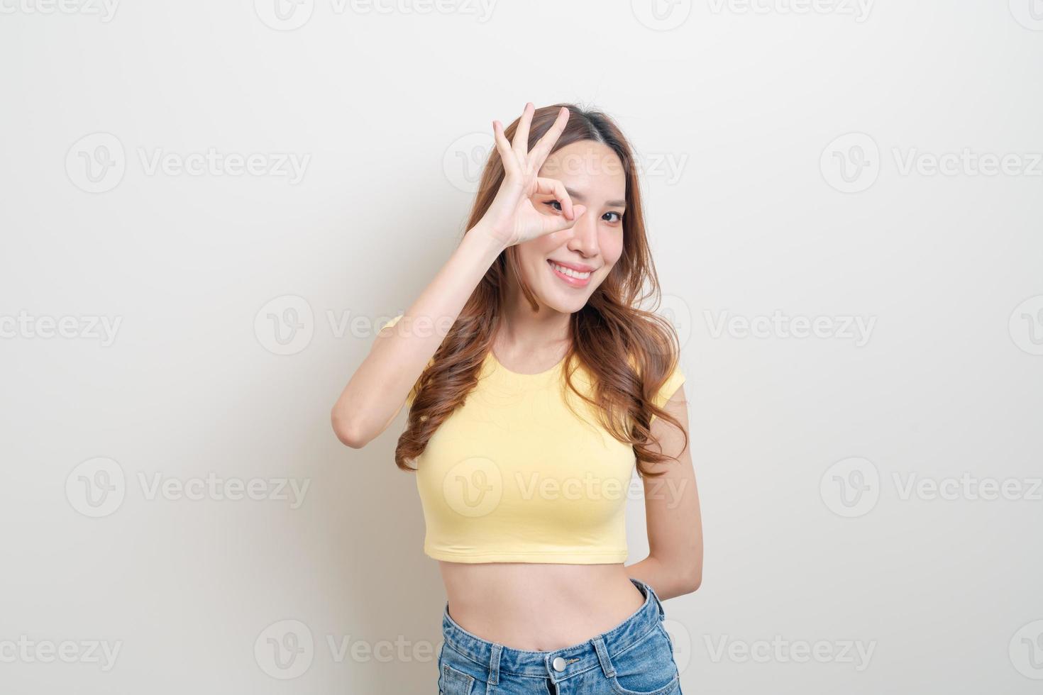 retrato de mulher bonita com mão mostrar ok ou concordar sinal de mão foto
