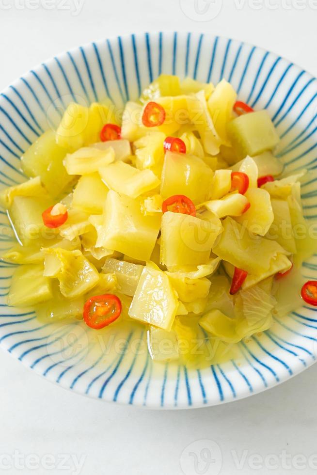 Salada picante de repolho em pickle ou aipo com óleo de gergelim foto