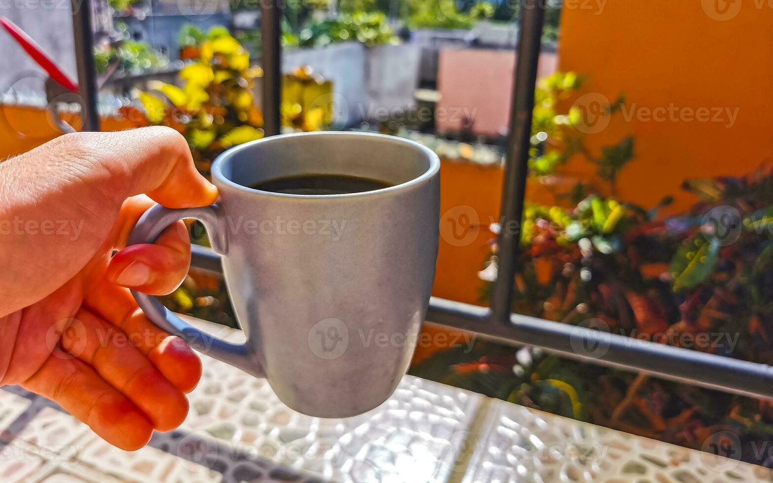 azul café copo dentro uma mexicano apartamento. foto