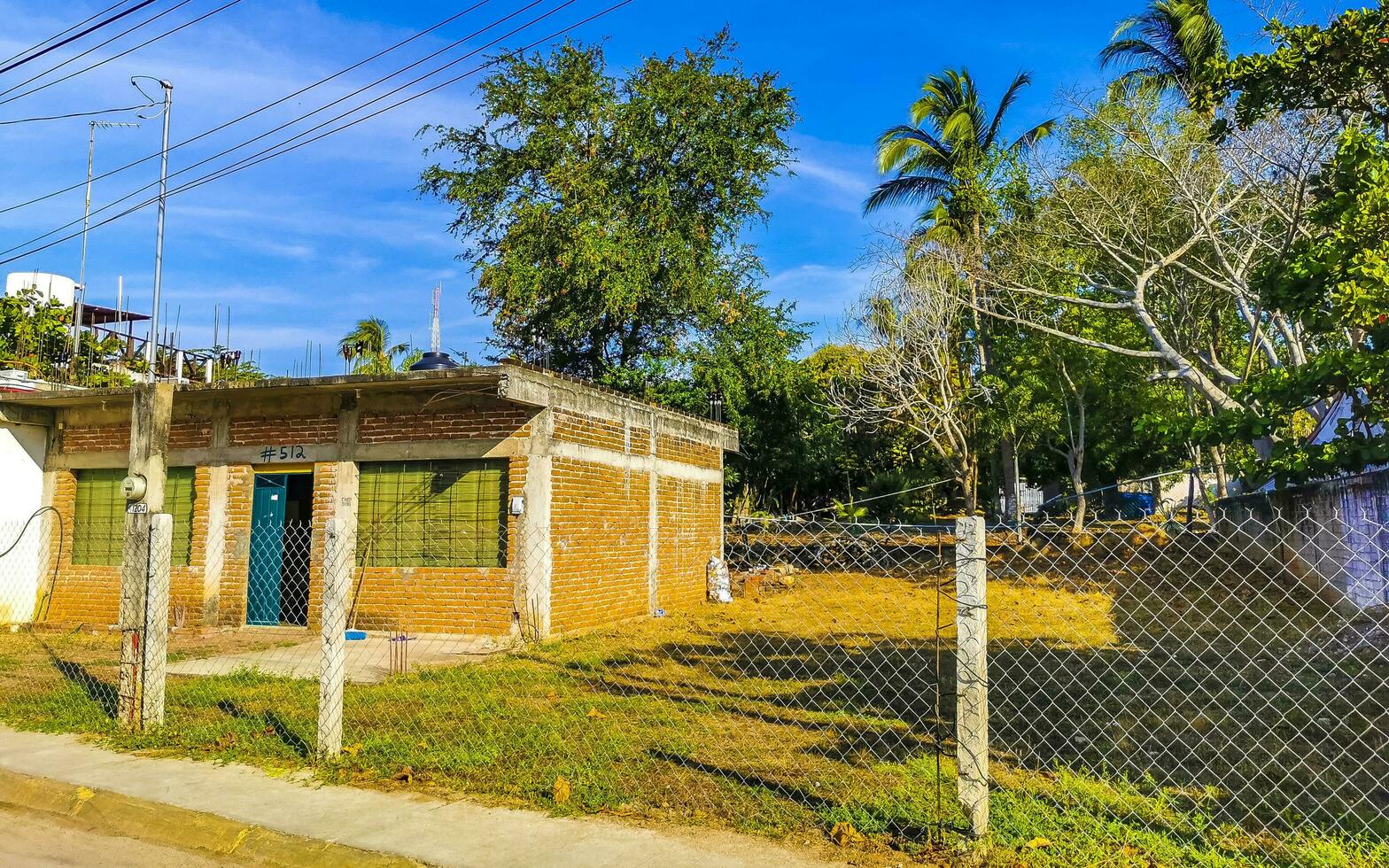 porto escondido Oaxaca México 2023 típica lindo colorida turista rua calçada cidade porto escondido México. foto