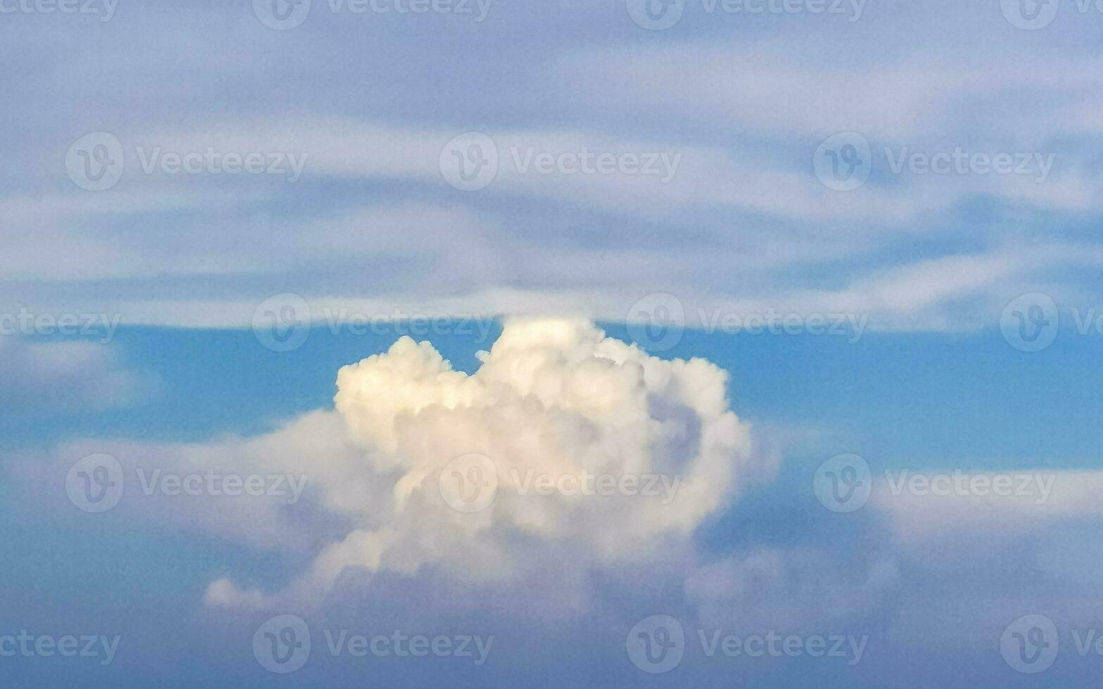 nuvens cumulus de formação de nuvens explosivas no céu no méxico. foto