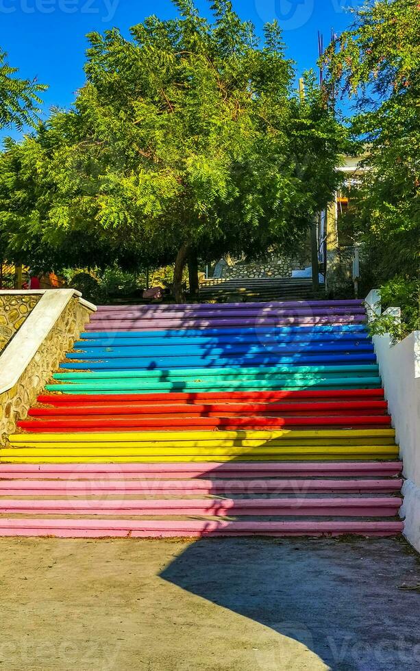 colorida escadas e passos dentro arco Iris cores porto escondido México. foto
