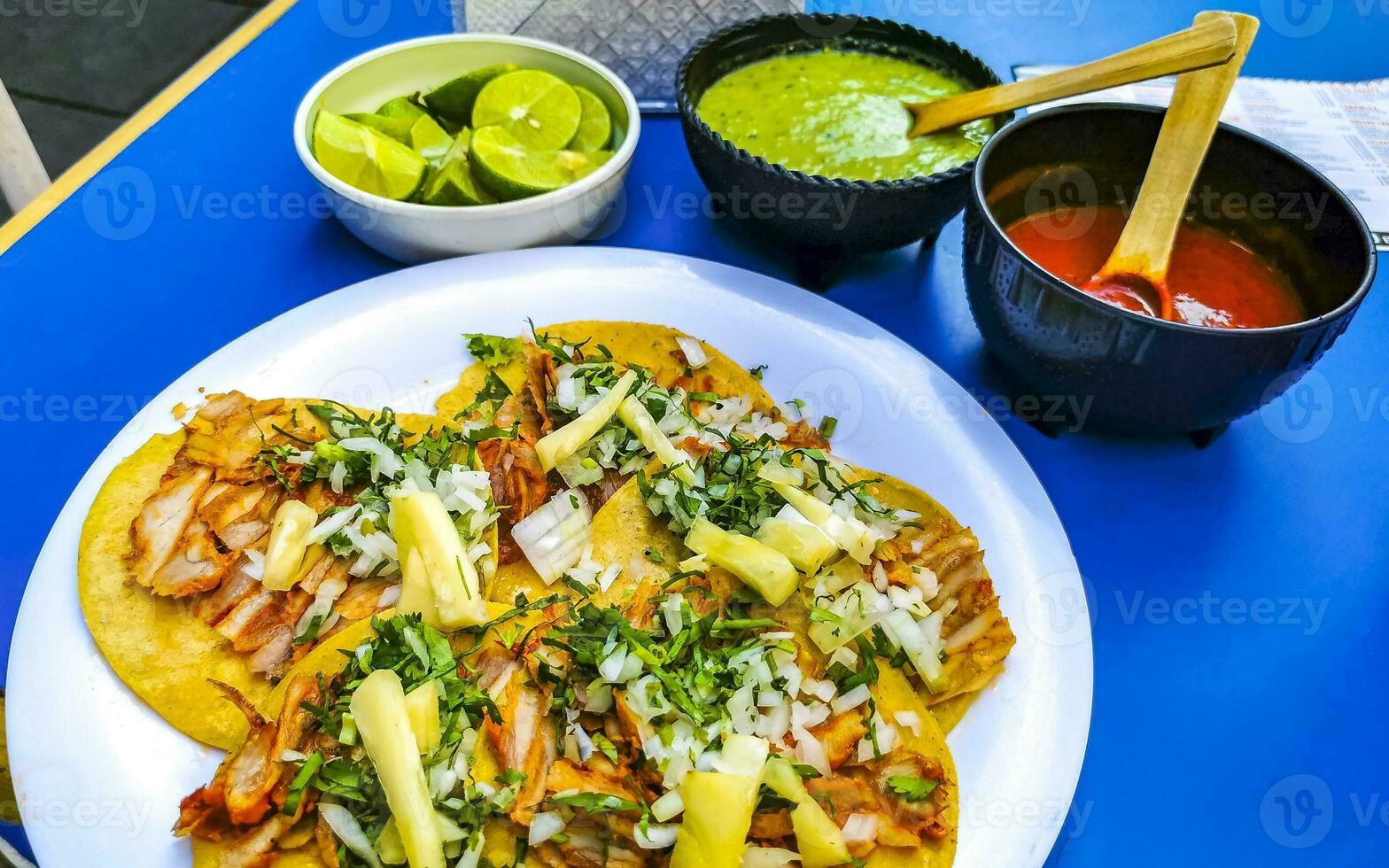 mexicano tacos com Lima quente molho abacaxi e cebolas México. foto