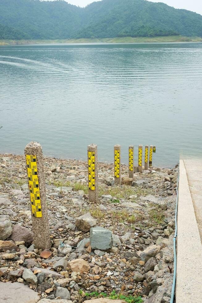 concreto postes usava para a medida a nível do água e rio dentro a barragem do tailândia. foto