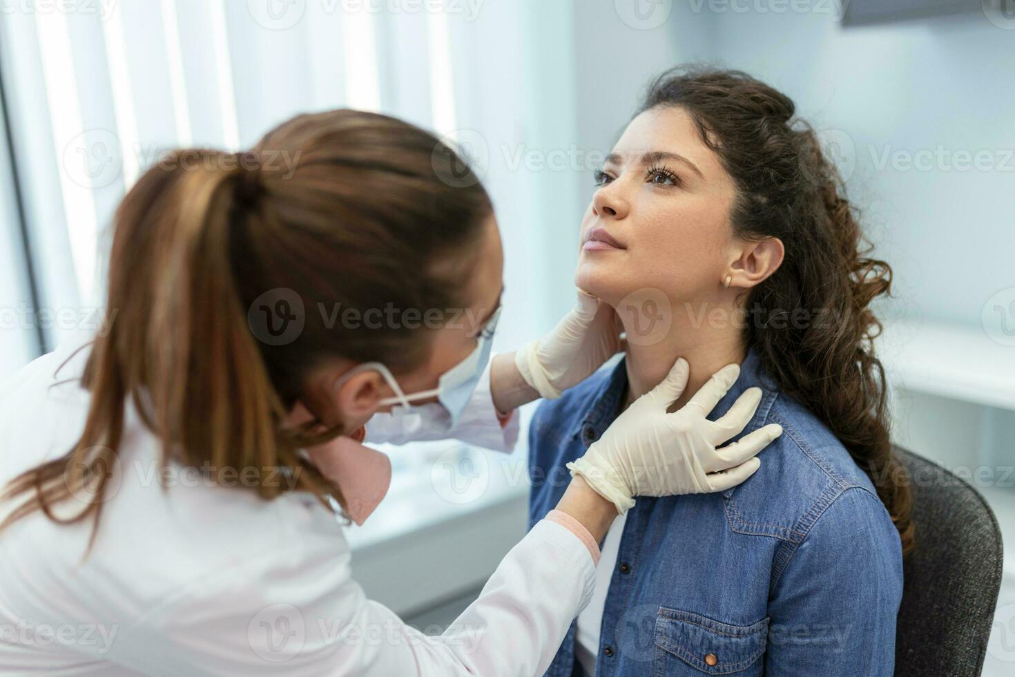 medicamento, cuidados de saúde e médico exame conceito - médico ou enfermeira verificação pacientes amígdalas às hospital. endocrinologista examinando garganta do jovem mulher dentro clínica foto