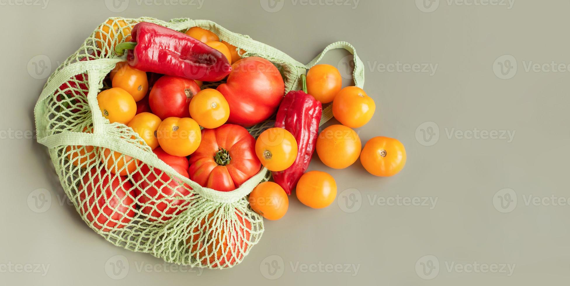 vegetais tomates e pimentões amarelos e vermelhos em uma grade. foto